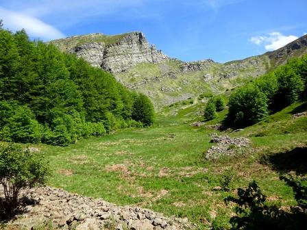Appennino parmense, Lagoni, alta valle di Badignana con Monte Scala